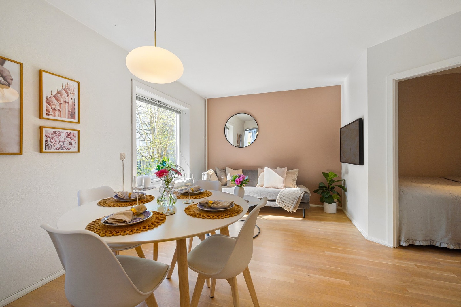 Mye inkludert i felleskostnadene, blant annet varmtvann og oppvarming (fjernvarme), og TV/internett. Dette medfører et forutsigbart strømforbruk samt lavere strømkostnader. Galleribilde