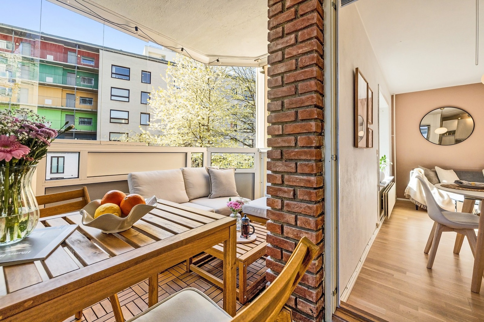 Fra stuen har du utgang til en fantastisk, innglasset balkong på ca. 7,5kvm, vendt mot sydøst. Galleribilde