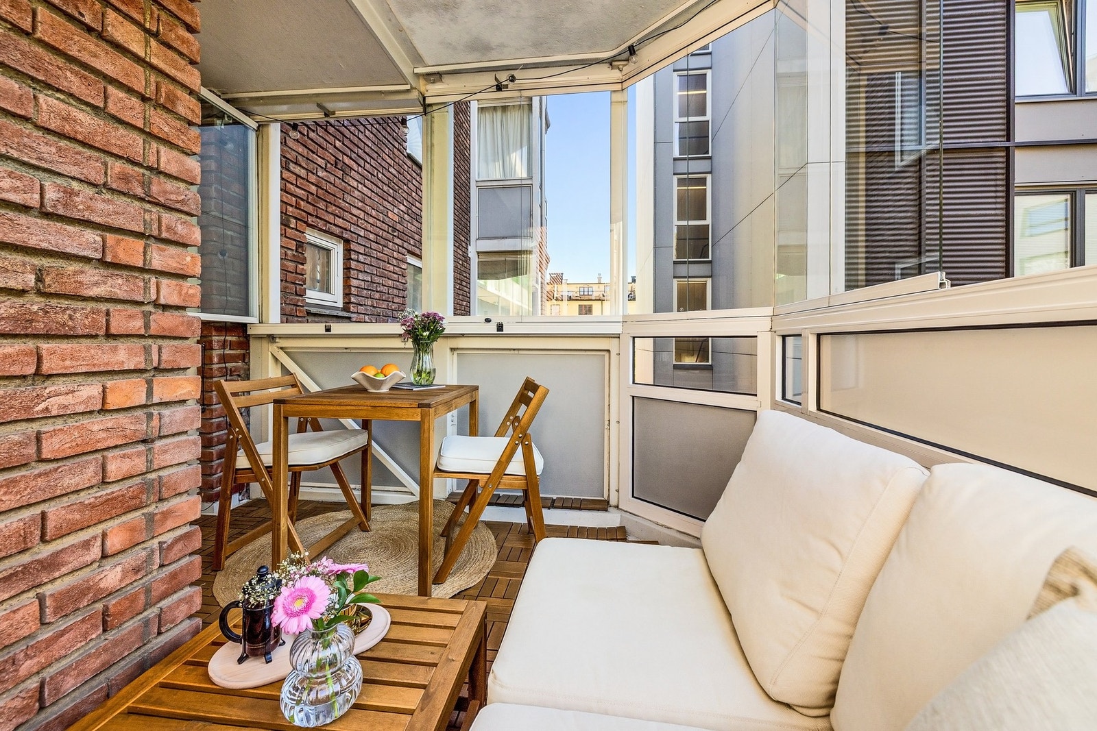 Balkongen fungerer som en forlengelse av stuen ut i høst- og tidlig vårmånedene. Galleribilde