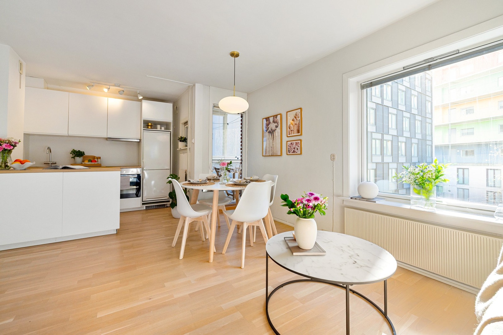 Luftig og lys åpen kjøkken- og stueløsning med flere innredningsmuligheter. Galleribilde