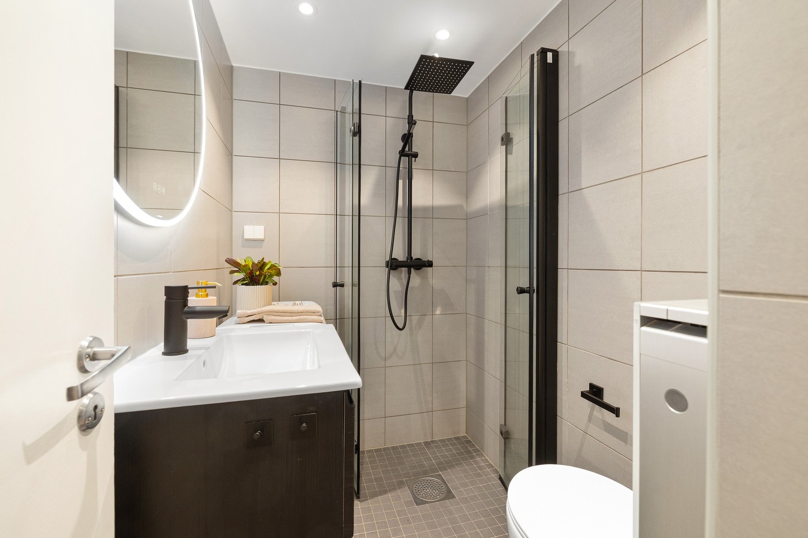 Lekkert baderom fra 2021, pusset opp i regi av borettslaget i forbindelse med utskiftning av soilrørene i hele gården. Galleribilde