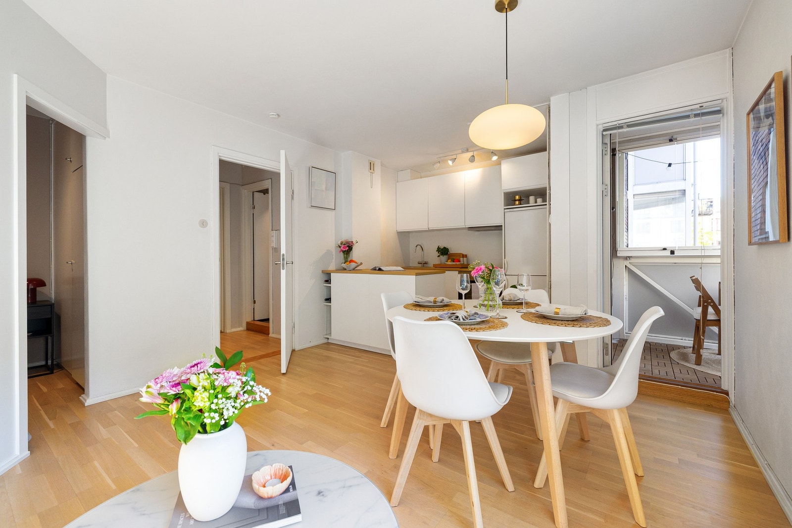 Spiseplass mot kjøkken. Galleribilde