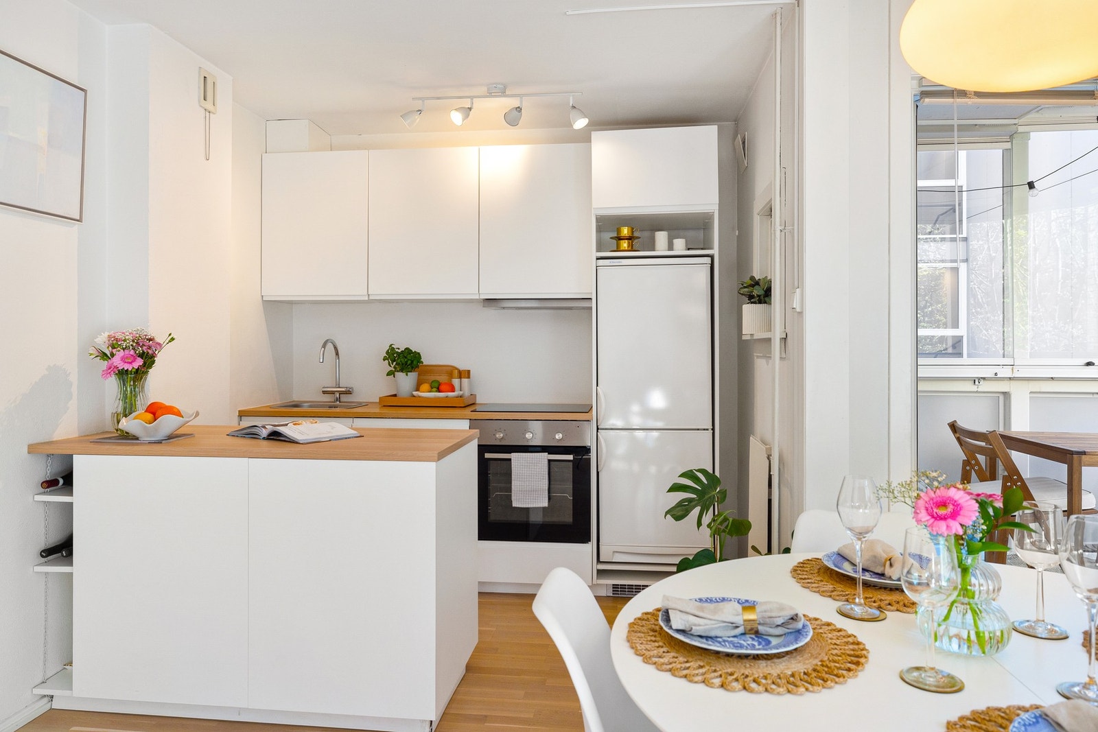 Delikat kjøkkeninnredning med glatte fronter, samt benkeplate av laminat. Galleribilde