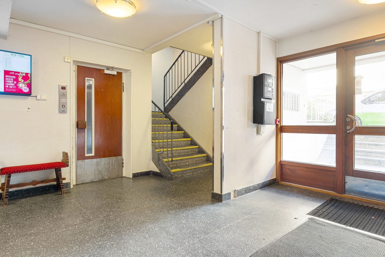 Inngangsparti med styreskjerm med rullerende info. Felles brannvarslingsanlegg. Heis. Galleribilde