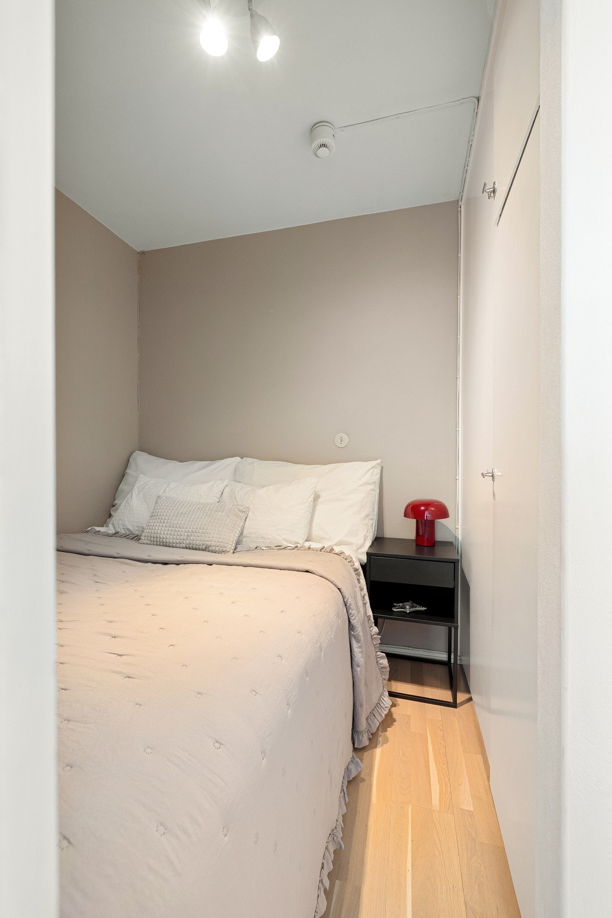 Sovealkove med plass til dobbeltseng, nattbord og integrert garderobeskap, og løsningen fremstår svært funksjonelt. Sengen som står i alkoven i dag er 150cm.
Rommet er ikke godkjent for varig opphold. Galleribilde