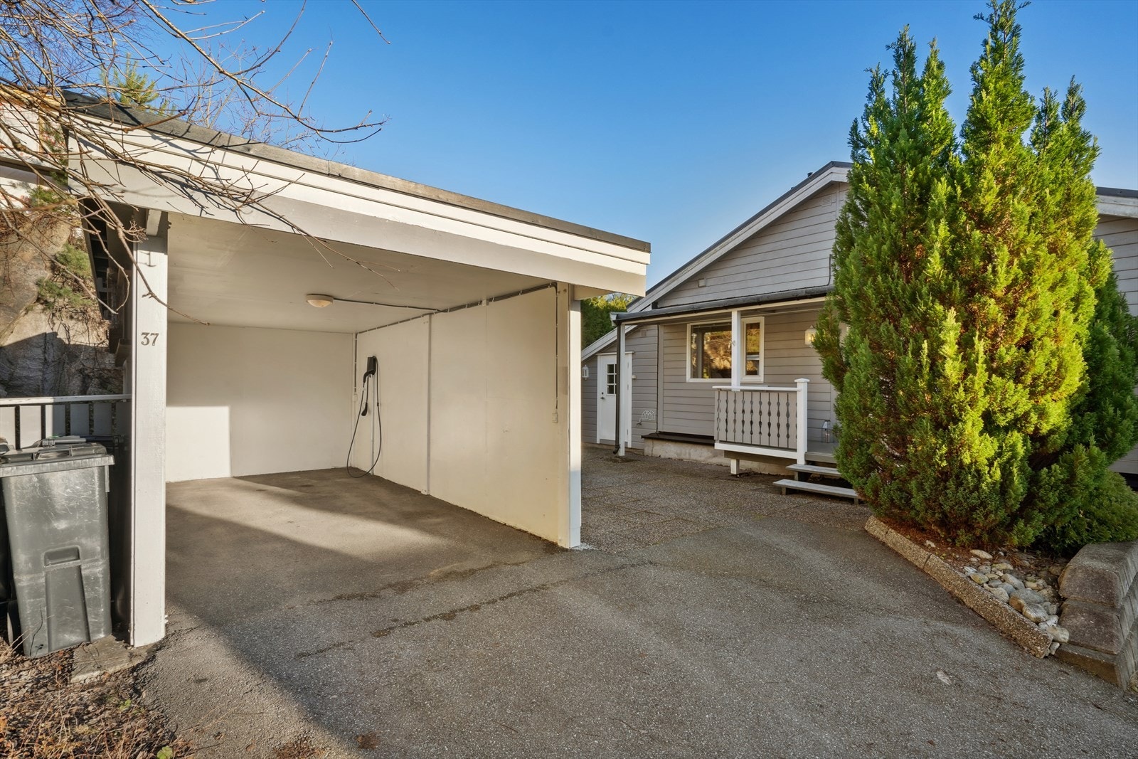 Carport med elbillader Galleribilde