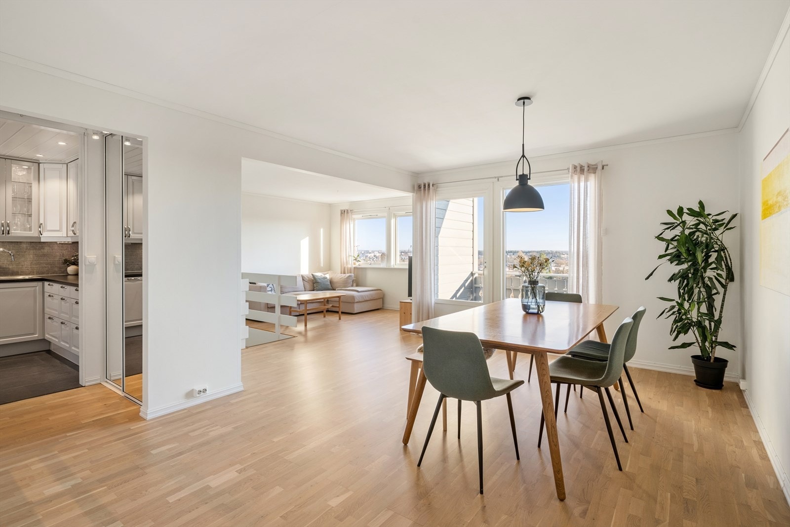 Lys og romslig stue Galleribilde