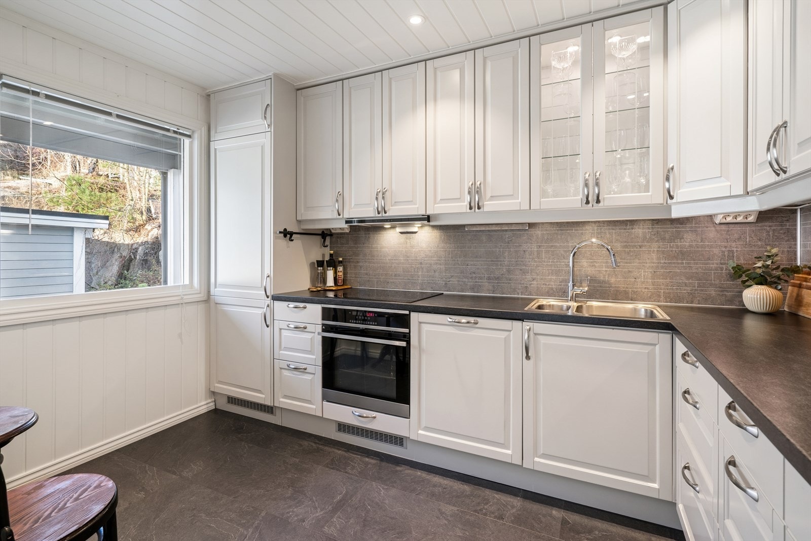 Pent kjøkken med integrerte hvitevarer Galleribilde