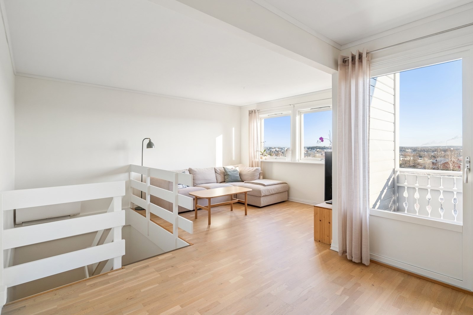 Fra stuen er det utgang til veranda Galleribilde