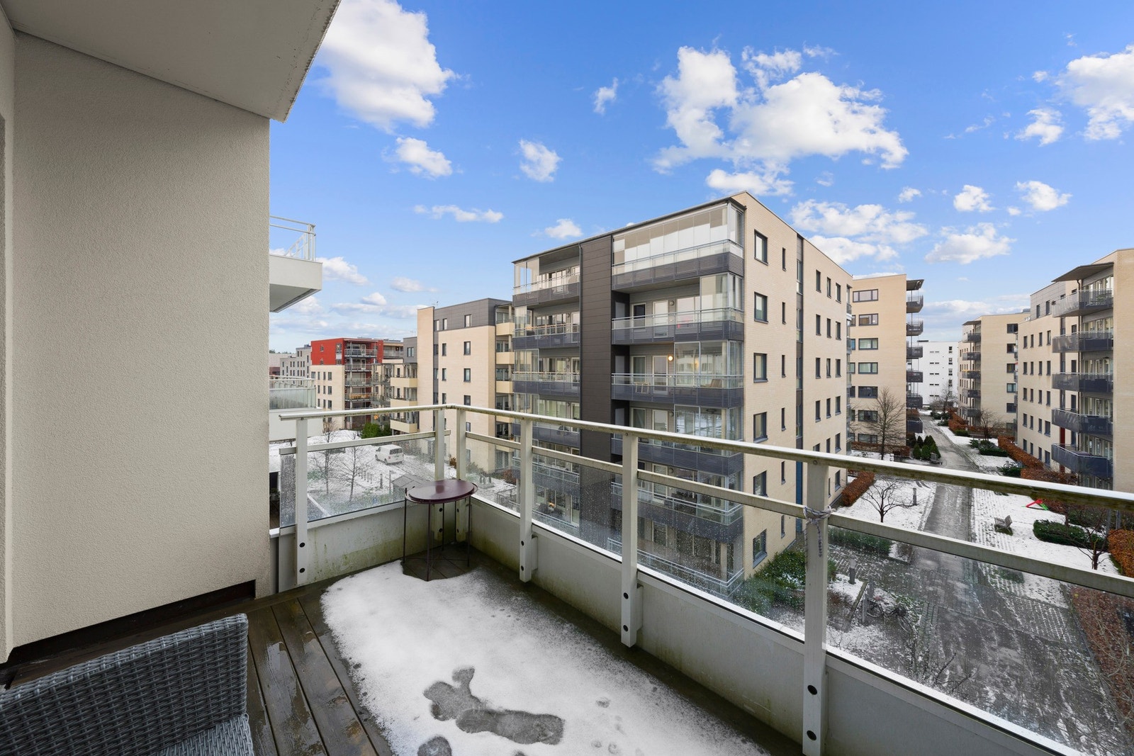 Her er det god plass til en hyggelig sittegruppe, og dette blir et naturlig oppholdssted på varme dager hvor du kan slappe av og nyte lange, fine sommerkvelder Galleribilde