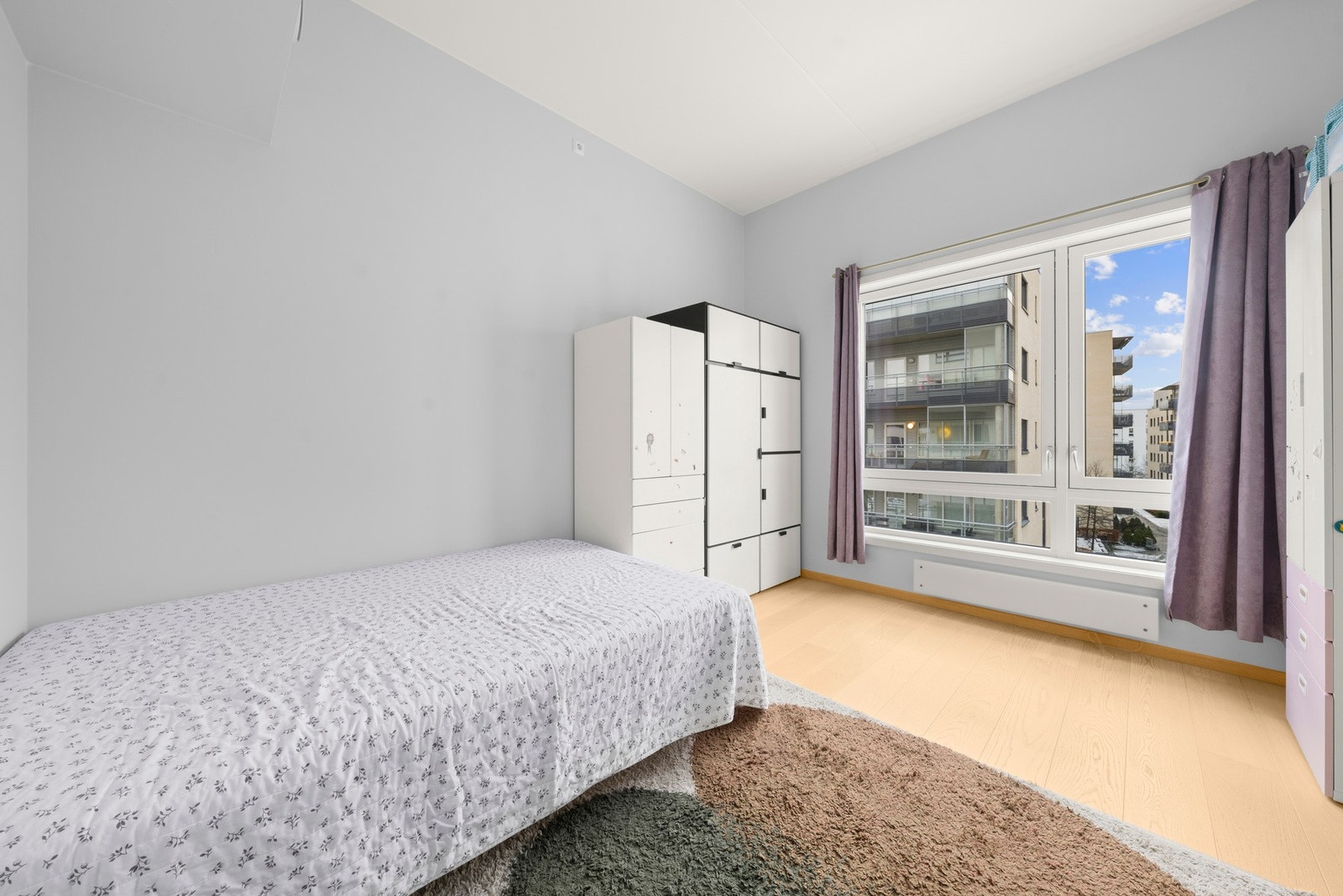 Soverommet er på hele ca. 14 kvm og gir fleksible innredningsmuligheter Galleribilde