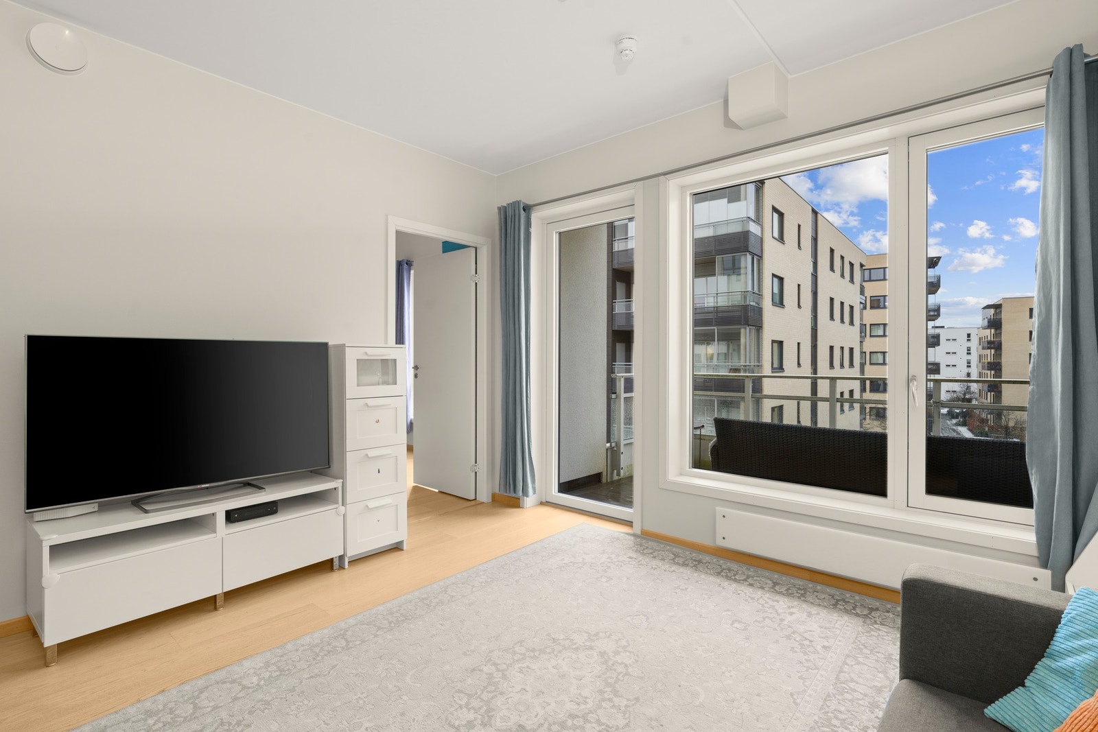 Fra stuen er det direkte utgang til balkongen Galleribilde