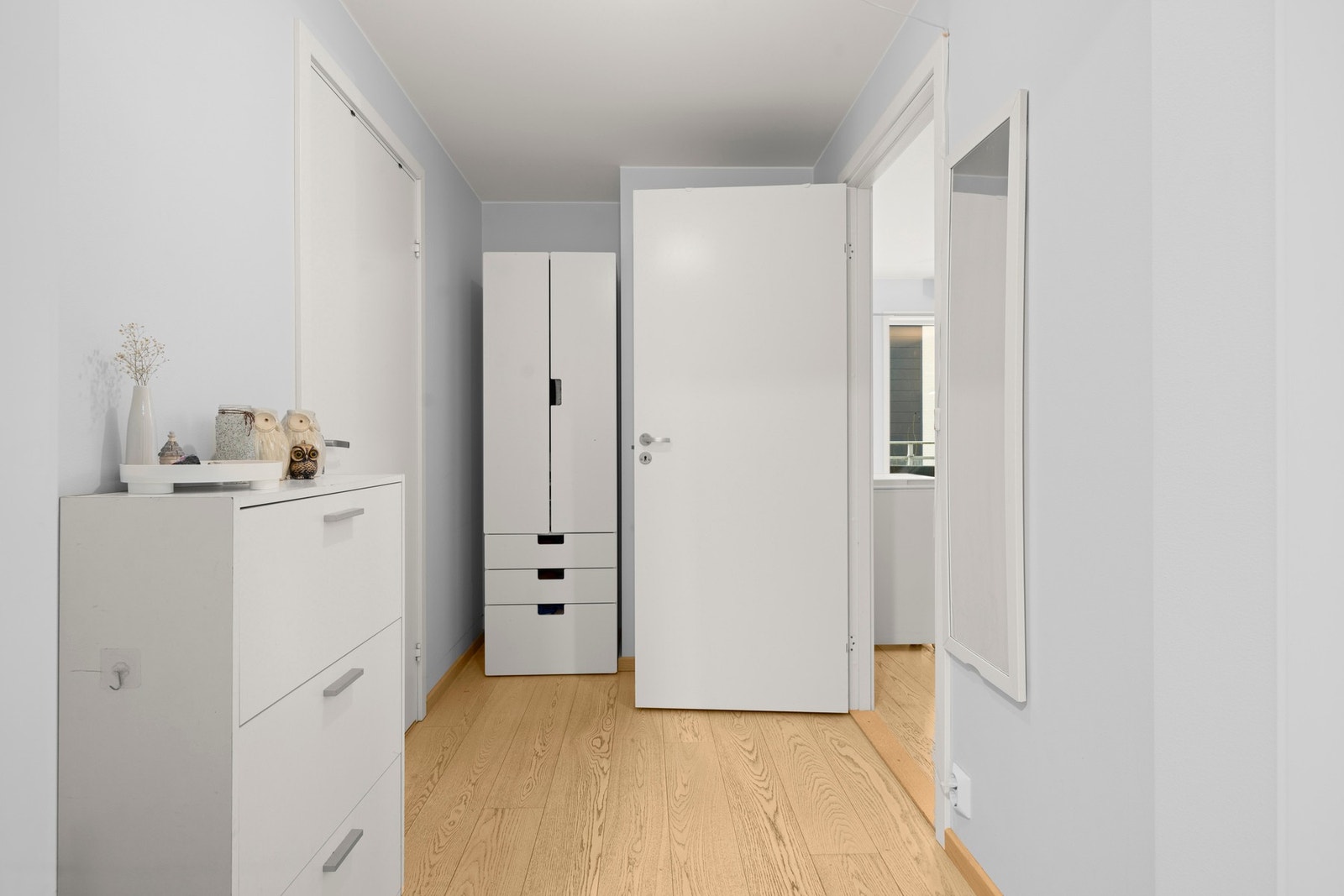 Velkommen inn i en romslig entré. Her har du rikelig med plass til å henge fra deg yttertøy Galleribilde