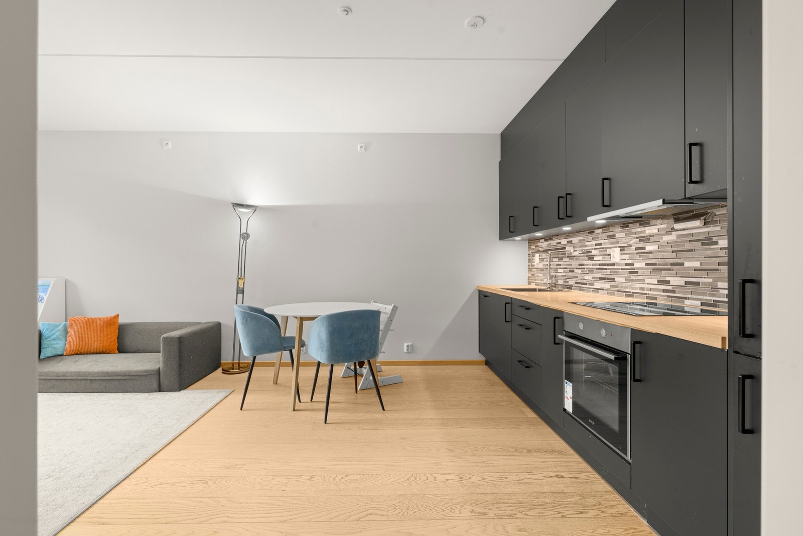 Leiligheten byr på en herlig stue som gir deg følelsen av enkel innredning Galleribilde