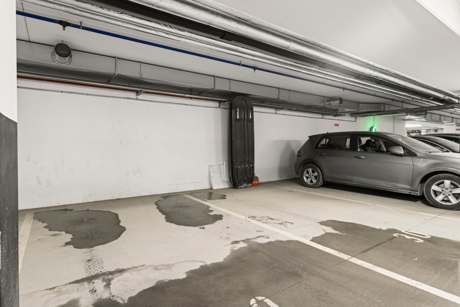 Parkeringsplass i felles garasjeanlegg Galleribilde