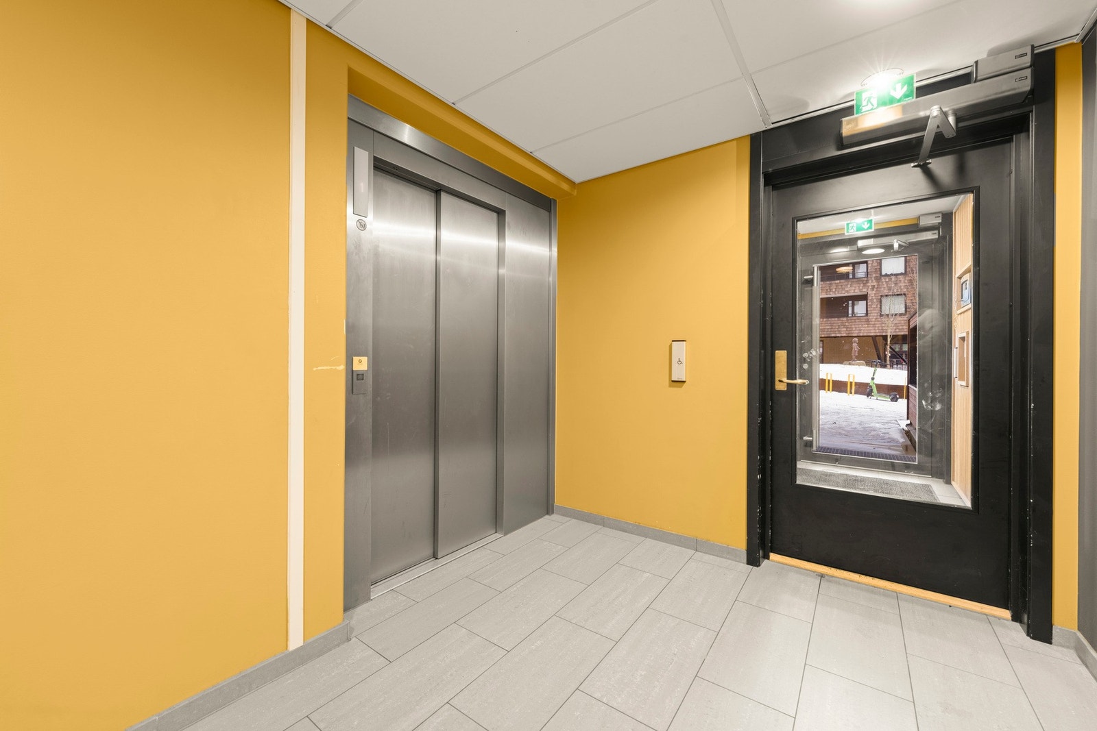 Det er heis fra leiligheten og ned til parkeringsplassen Galleribilde