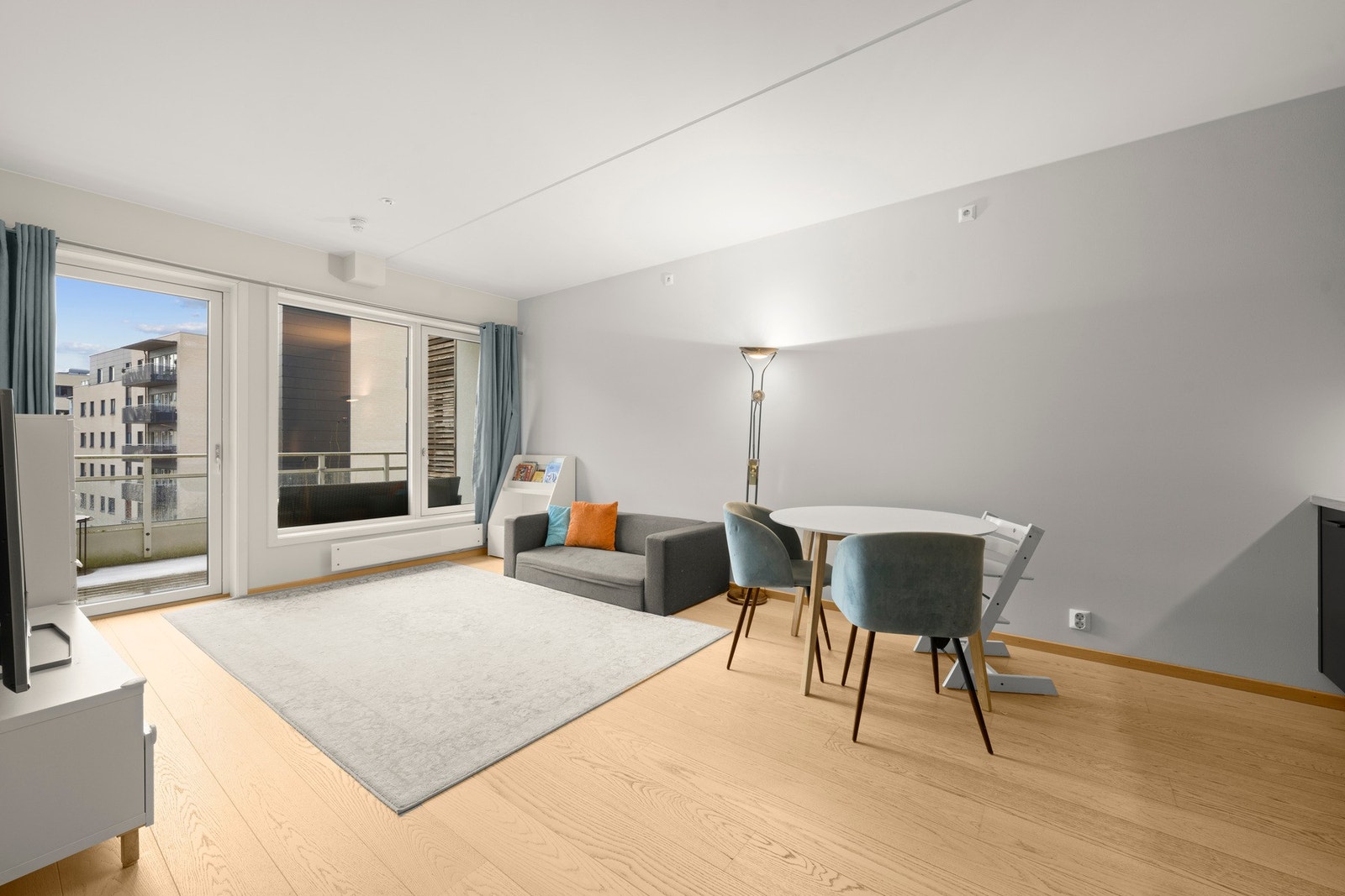 Rommet fylles med naturlig lys gjennom de store vindusflatene, og det er rikelig med plass til både sofa- og spisegruppe Galleribilde