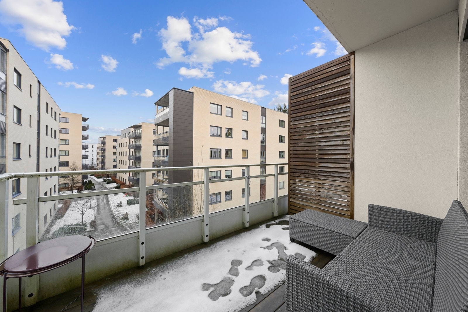 Fra stuen er det direkte utgang til en solrik, sørvendt balkong på ca. 7 kvm Galleribilde