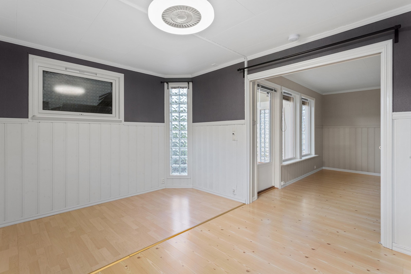 Deler av soverom/stue i tilknytning til stuen er utvidet uten at det foreligger noen søknad om tilbygg og denne delen av soverommet er ikke godkjent til varig opphold. Galleribilde