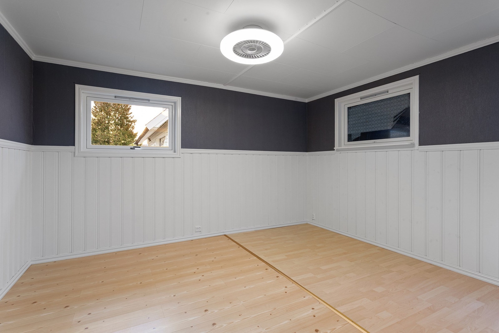 Deler av soverom/stue i tilknytning til stuen er utvidet uten at det foreligger noen søknad om tilbygg og denne delen av soverommet er ikke godkjent til varig opphold. Galleribilde