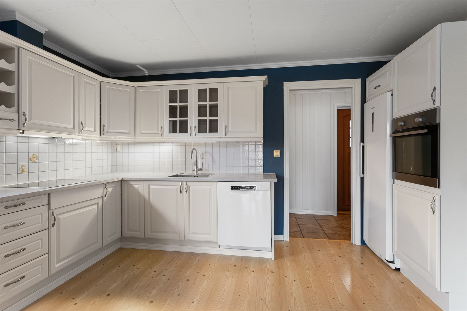 Kjøkken med profilert innredning. Benkeplate av laminat med nedfelt oppvaskkum Galleribilde