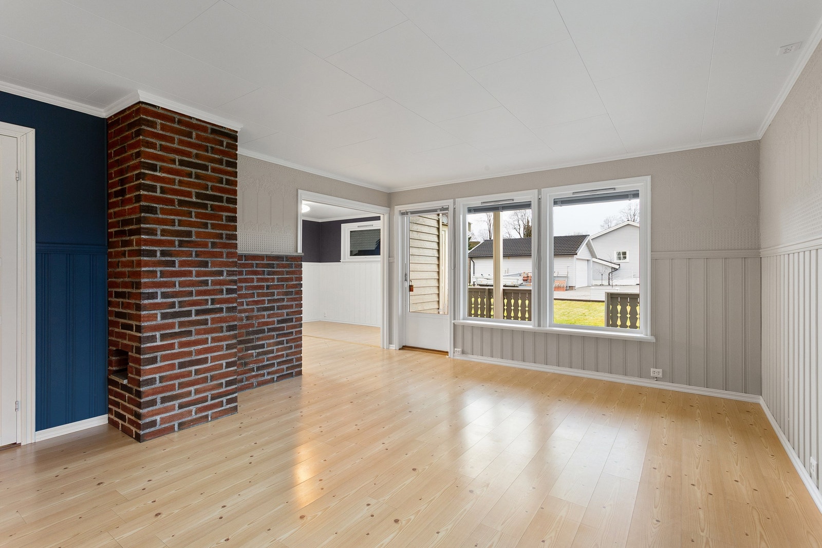 Utgang fra stuen til østvendt terrasseplatting Galleribilde