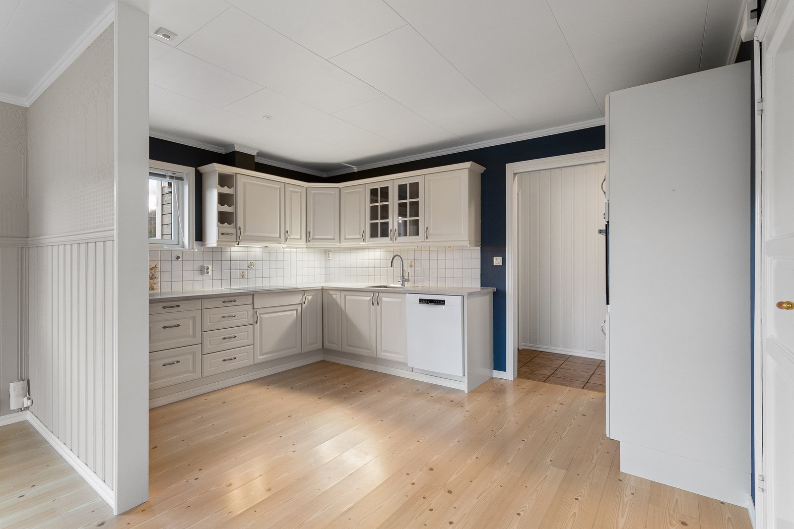 Integrert stekeovn og platetopp. Frittstående oppvaskmaskin og kjøleskap. Galleribilde