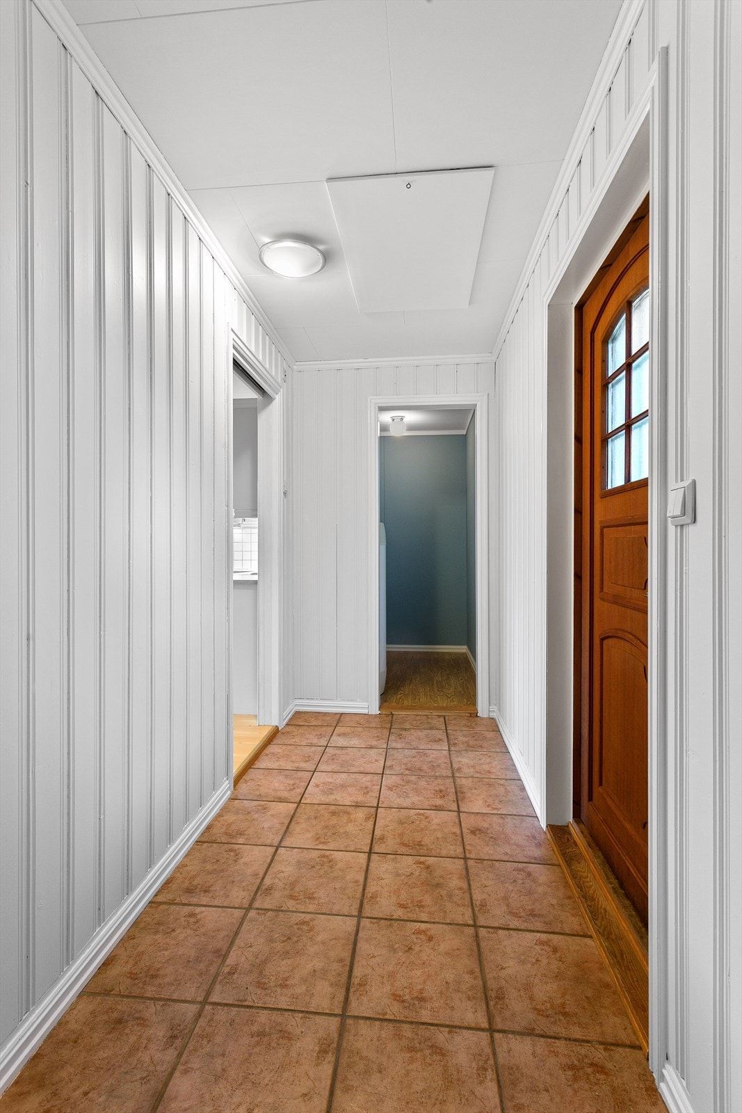 Adkomst fra entré til bod med plass til oppbevaring Galleribilde