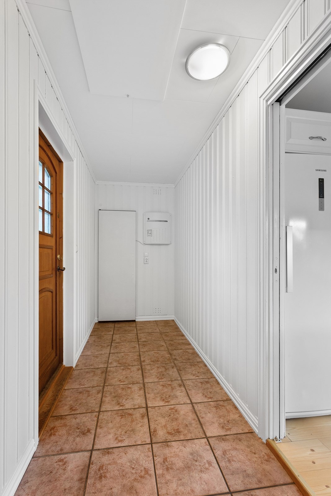 Entré med flislagt gulv med varme. Galleribilde