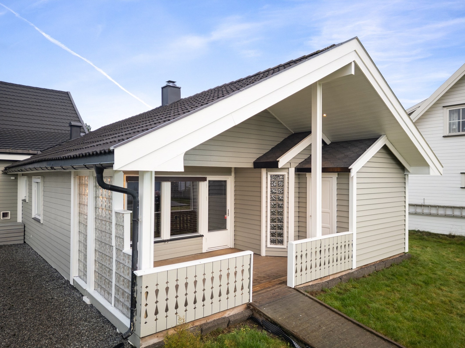 Utvendig bod på ca. 4 kvm med adkomst fra overbygget terrasseplatting Galleribilde