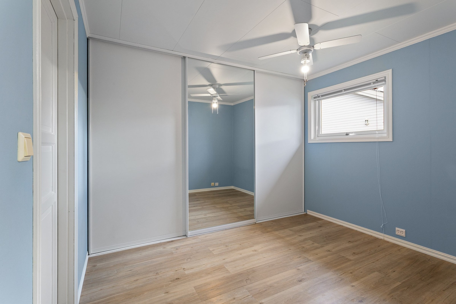 Soverom 1 med skyvedørsgarderobe Galleribilde