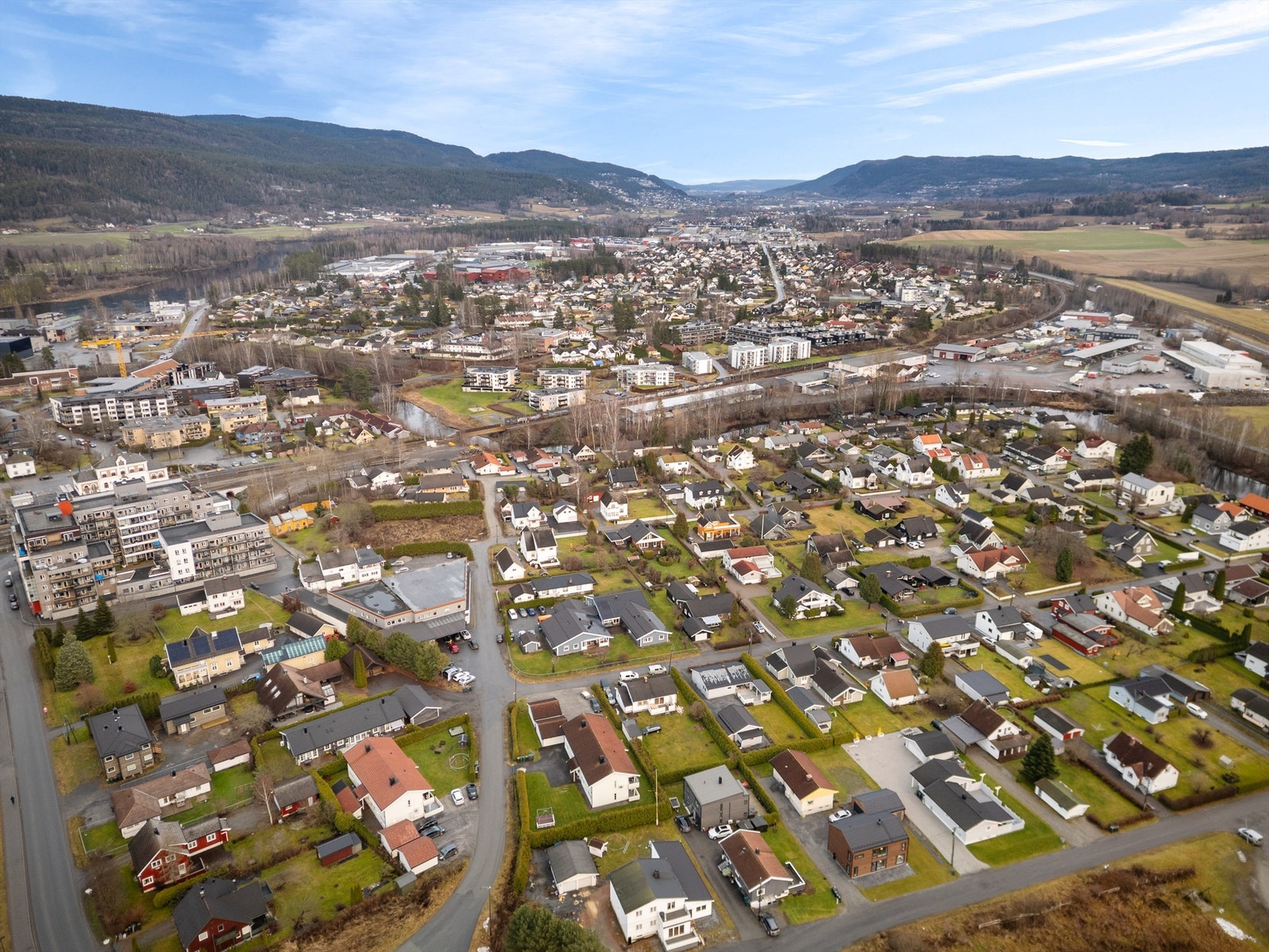 Gangavstand til Hokksund sentrum med flere servicetilbud og togstasjon Galleribilde