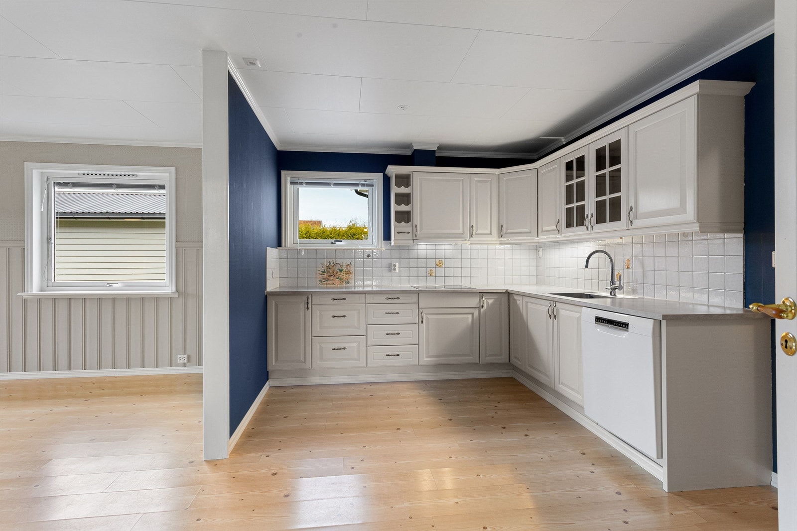 Fliser mellom kjøkkenbenk og overskap. Benkeskapsbelysning over kjøkkenbenk Galleribilde