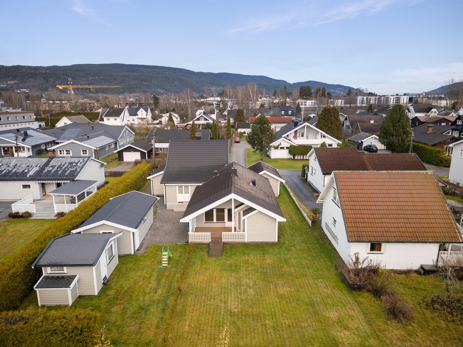 Tomt opparbeidet med diverse beplantning, prydbusker, plenområde og steinlagt gårdsplass. 8A og 8B har felles tomt, en fordeling av bruken vises i neste bilde. Galleribilde