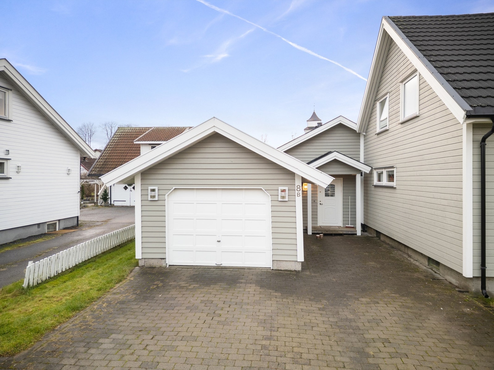 Boligen disponerer en garasje på ca. 23 kvm. Ellers parkering på gårdsplassen. Galleribilde