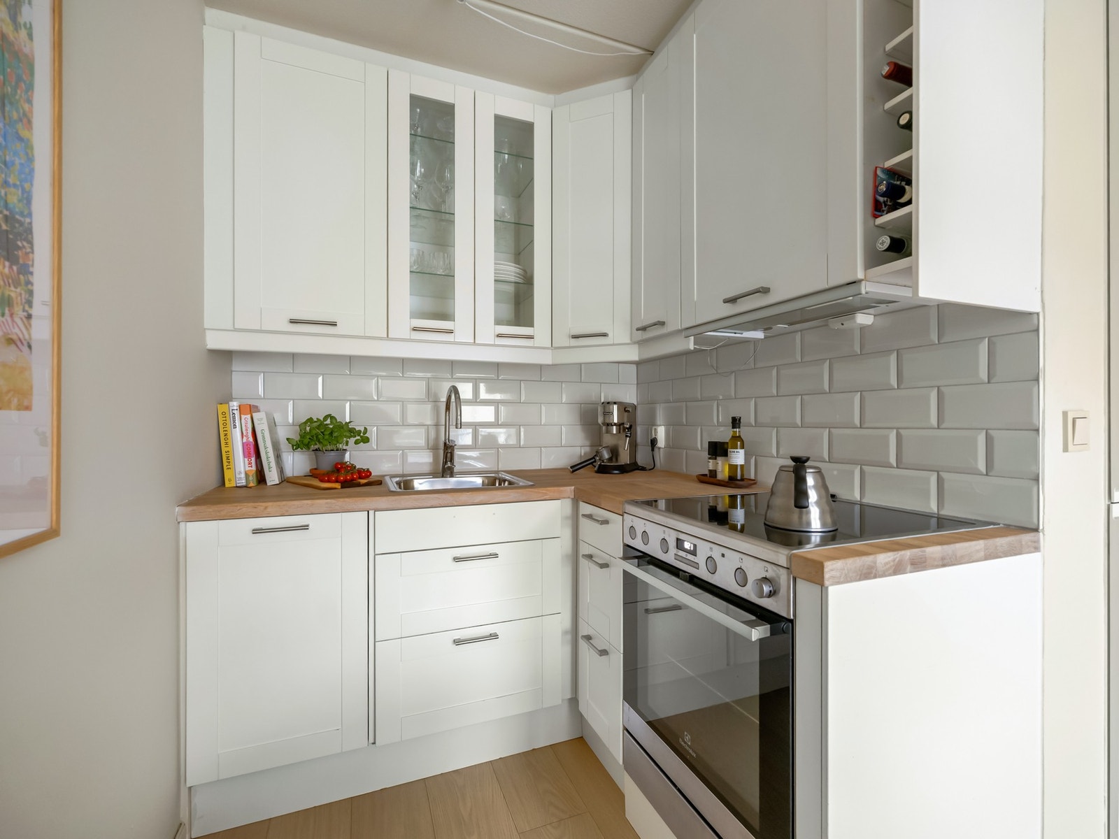 Det er godt med skapplass i både over- og underskap. Ellers er det god benkeplass også. Galleribilde