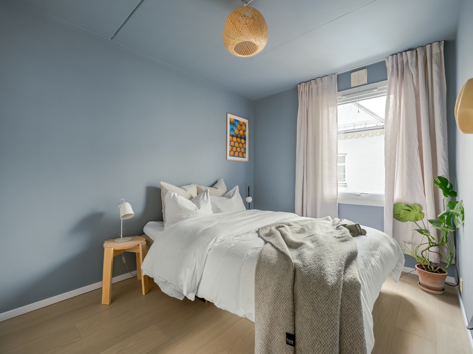 Dette er en lys, pen og moderne 2-roms med en skjermet og tilbaketrukket beliggenhet i en rolig gate. Denne kommer du til å like! Galleribilde