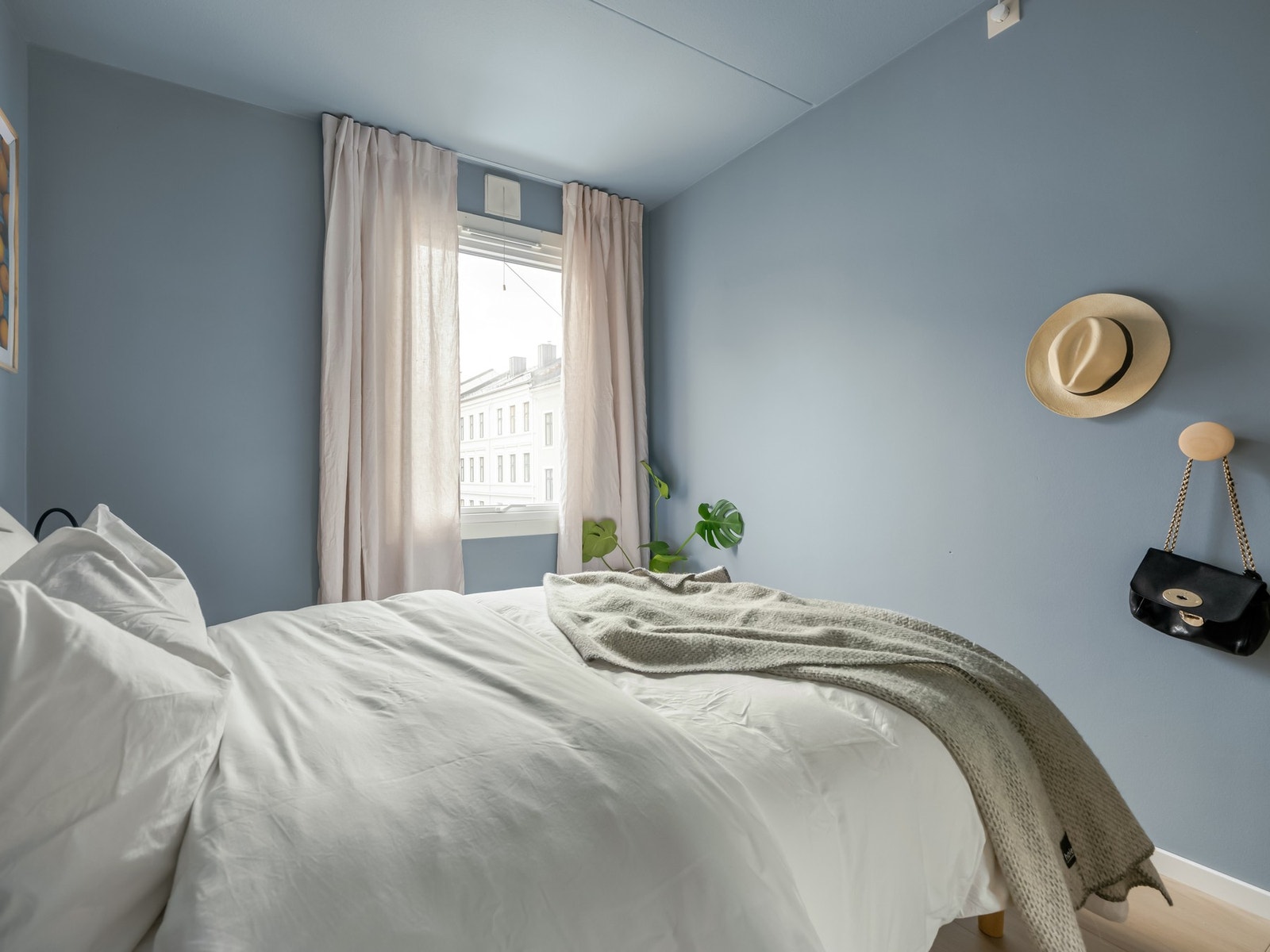 Hele leiligheten vender mot rolig og lite trafikkert gate utenfor. Galleribilde