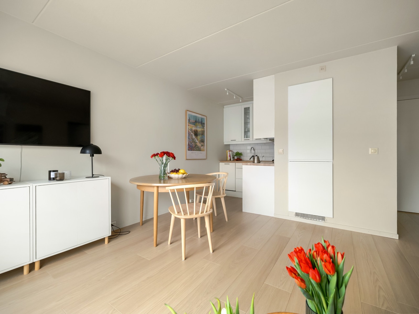 Den åpne kjøkken- og stueløsningen gjør dette til et sosialt allrom og er det naturlige samlingspunktet i leiligheten. Galleribilde