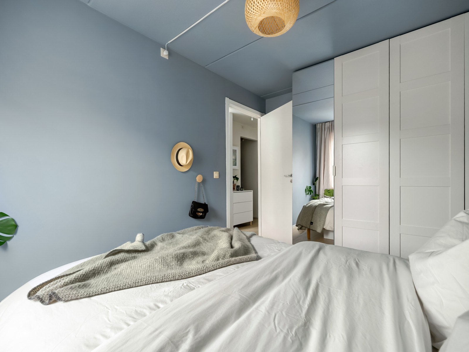 Fra soverommet går vi ut mot gangen. Galleribilde