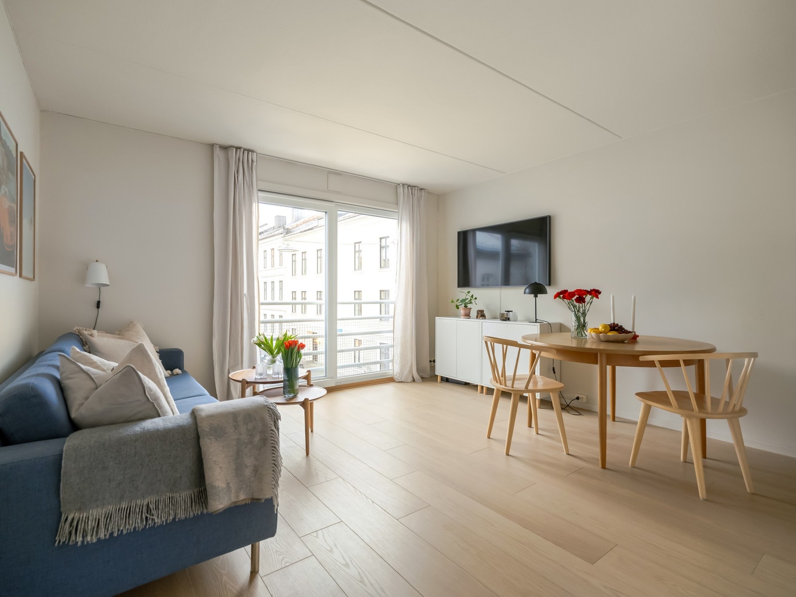 Stuen er stor med god plass til en større sofagruppe, TV-benk og spisebord. Galleribilde