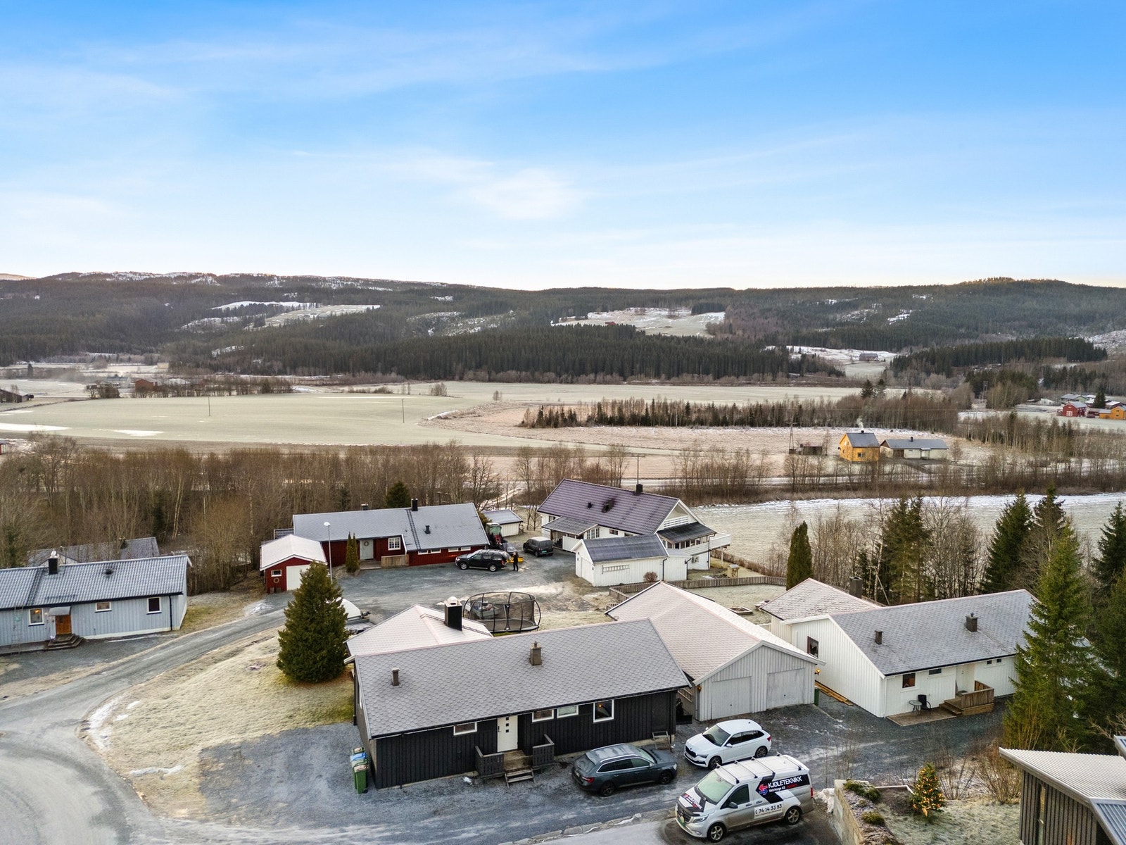 Enebolig med garasje som deles med nabo. Galleribilde