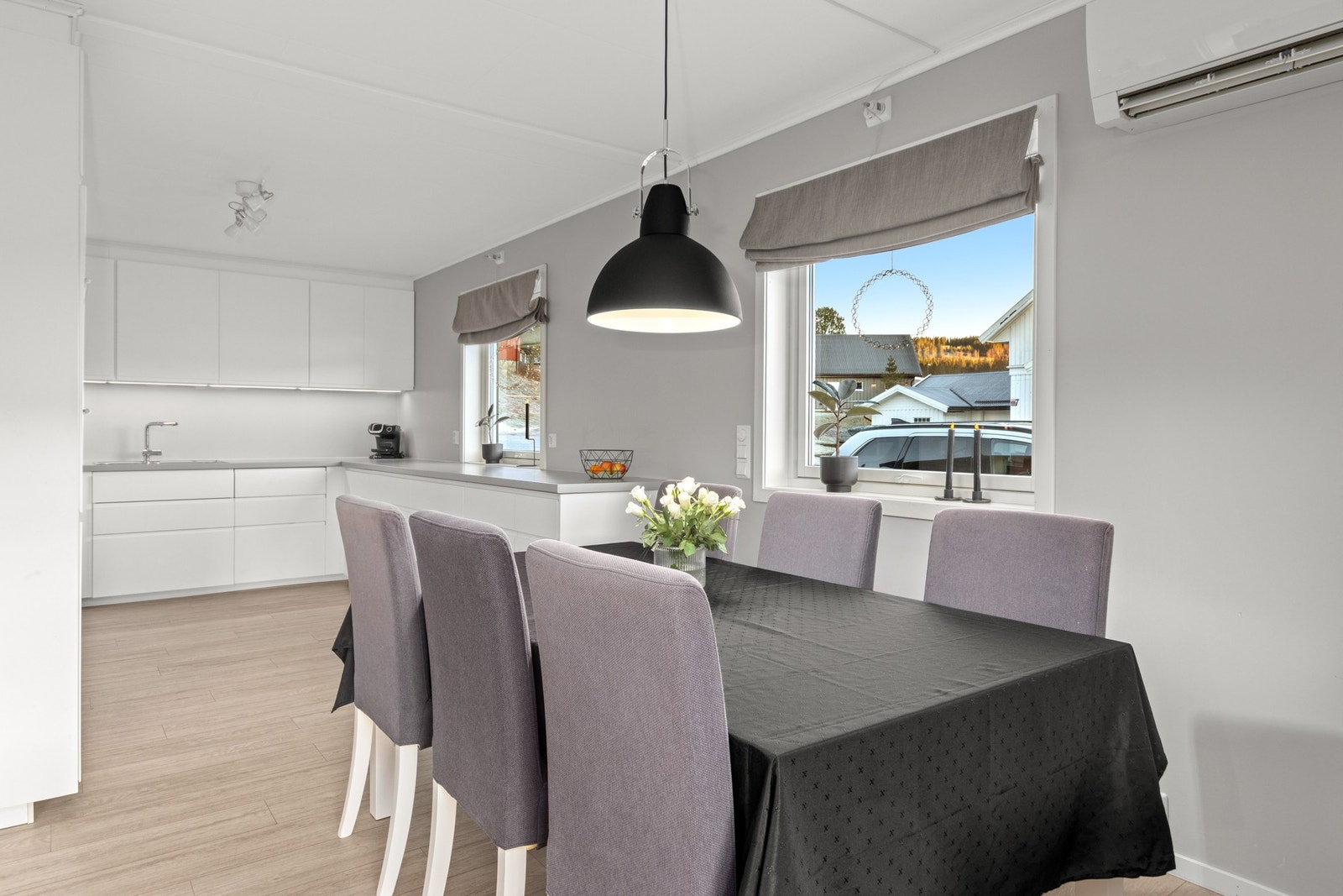 Spisestue i tilknytning til kjøkken. Galleribilde