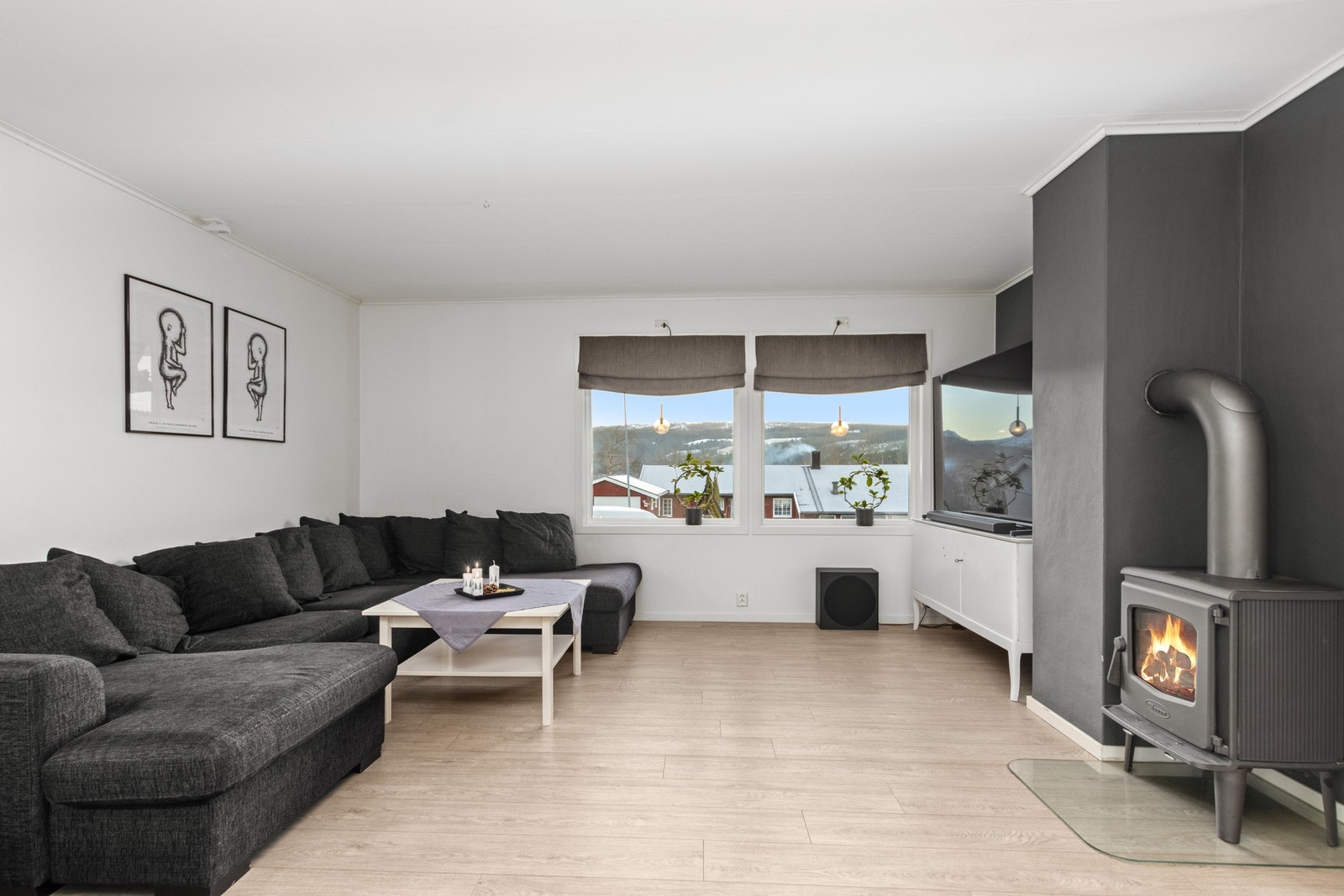 Romslig stue. Galleribilde