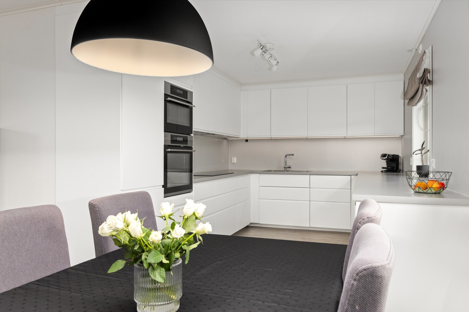 Romslig kjøkken som har godt med lagring og benkeplass. Innbygde hvitevarer. Galleribilde