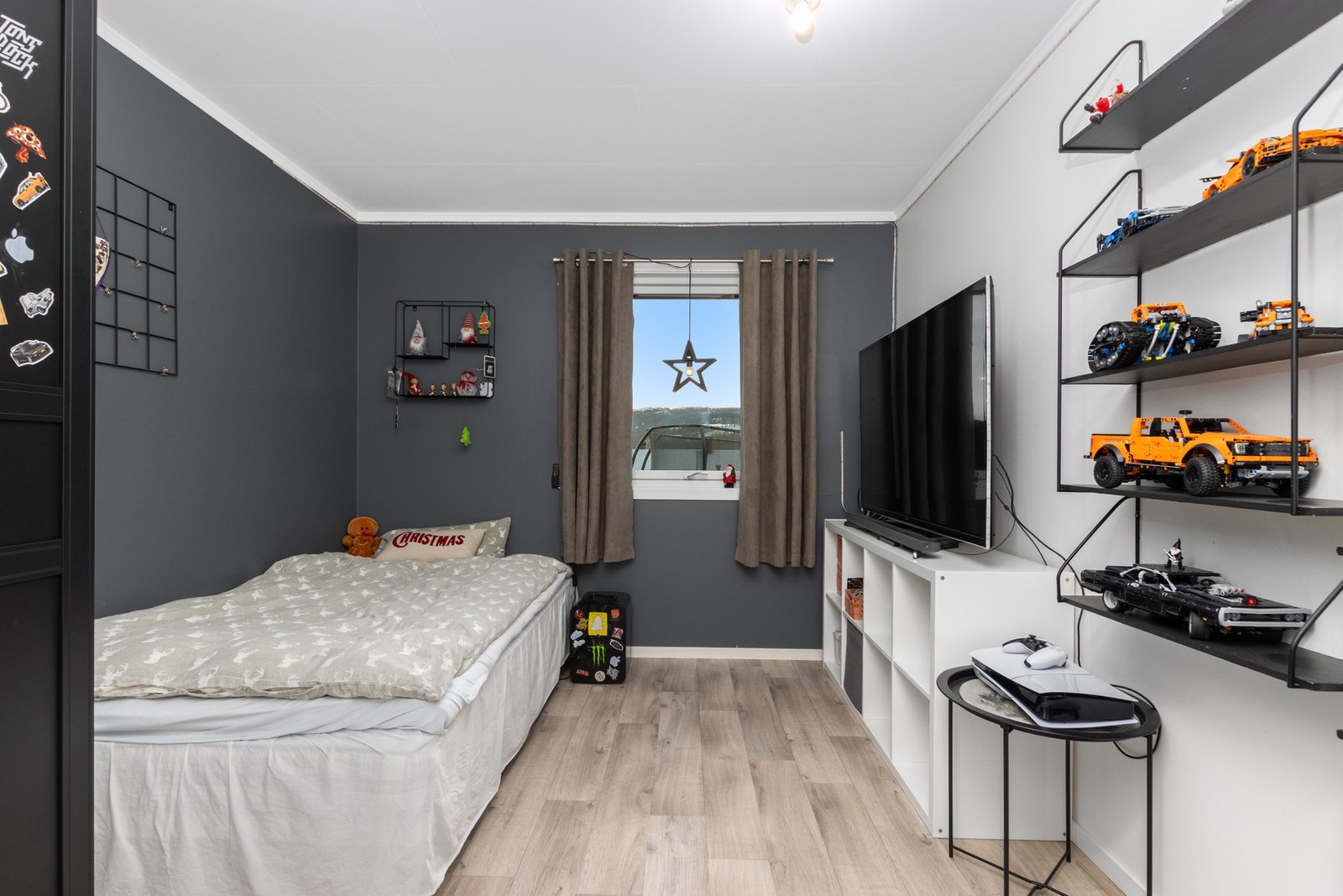 Soverom. Det er tre soverom i huset. Galleribilde