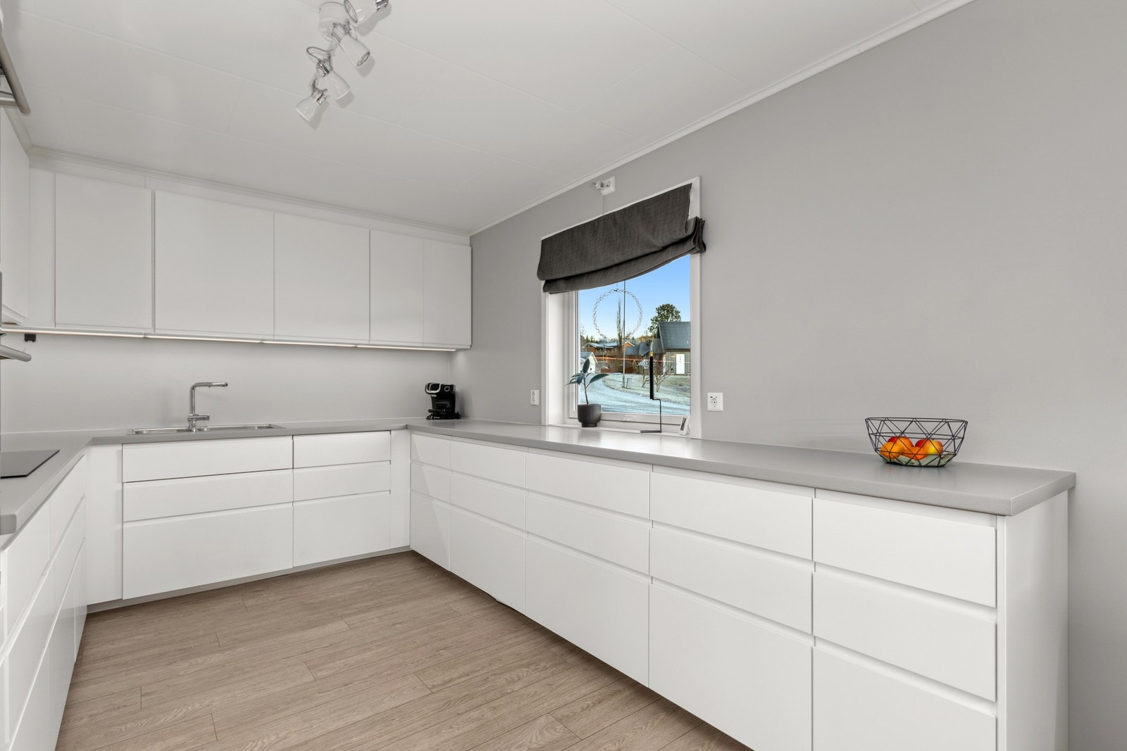 Kjøkken og stue ble oppusset i 2016. Det ble også byttet vinduer da og etterisolert innvendig. Galleribilde