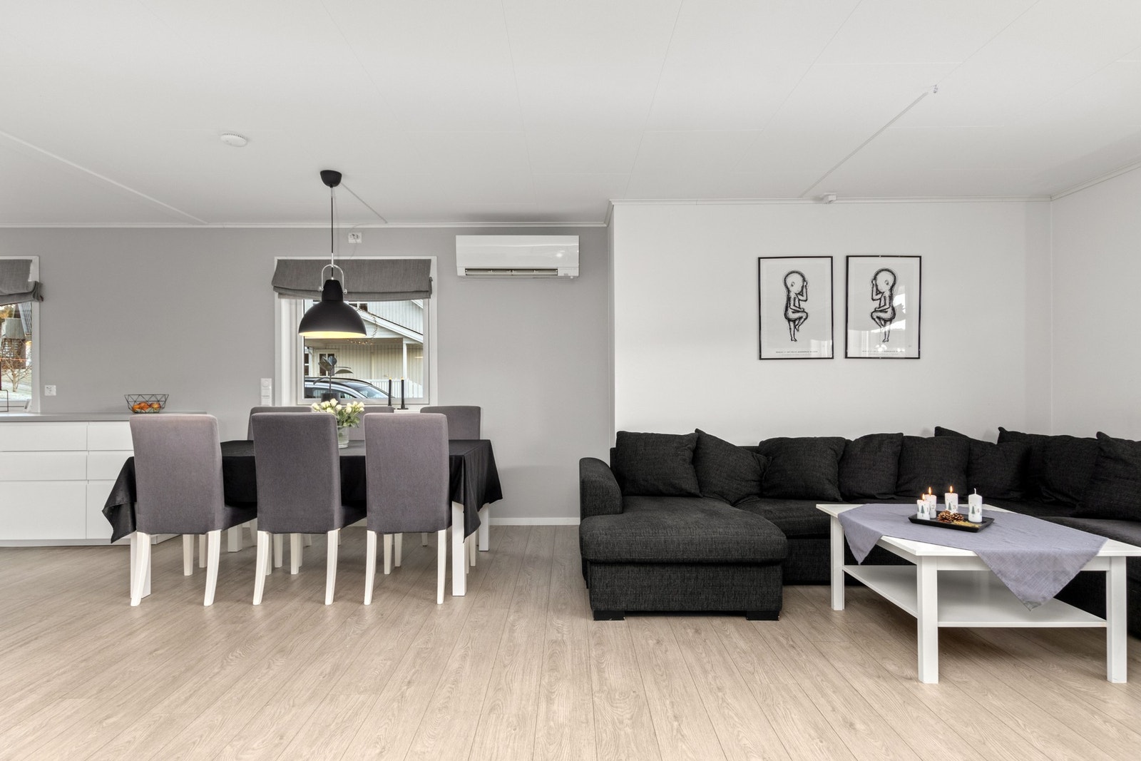 Åpne løsning mellom stue og kjøkken. Det er installert varmepumpe. Galleribilde