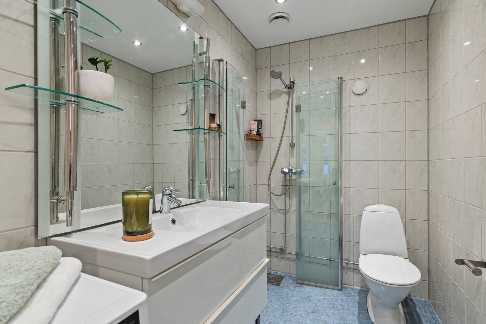 Pent baderom med vegghengt servantskap Galleribilde