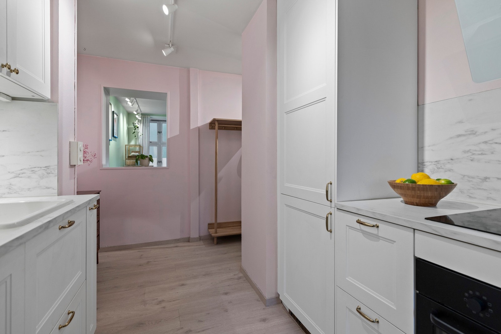 Pene detaljer og flotte farger er gjentakende i denne leiligheten Galleribilde